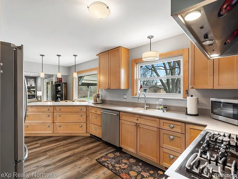 38205 Connaught Dr — Photo 17