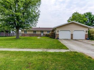 2 Wilshire Pl, Stonington, IL 62567