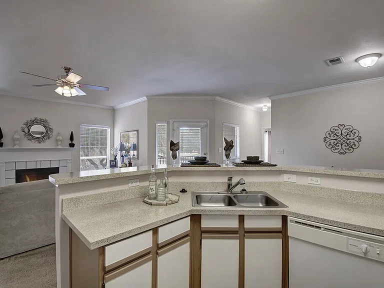 Indian Creek Apartments — Photo 2