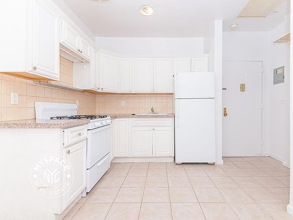 4th image of 823 Willoughby Ave APT 4A