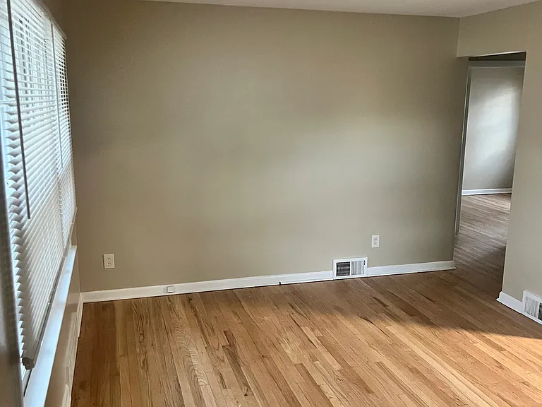 3427 W Forteen Mile Rd — Photo 4