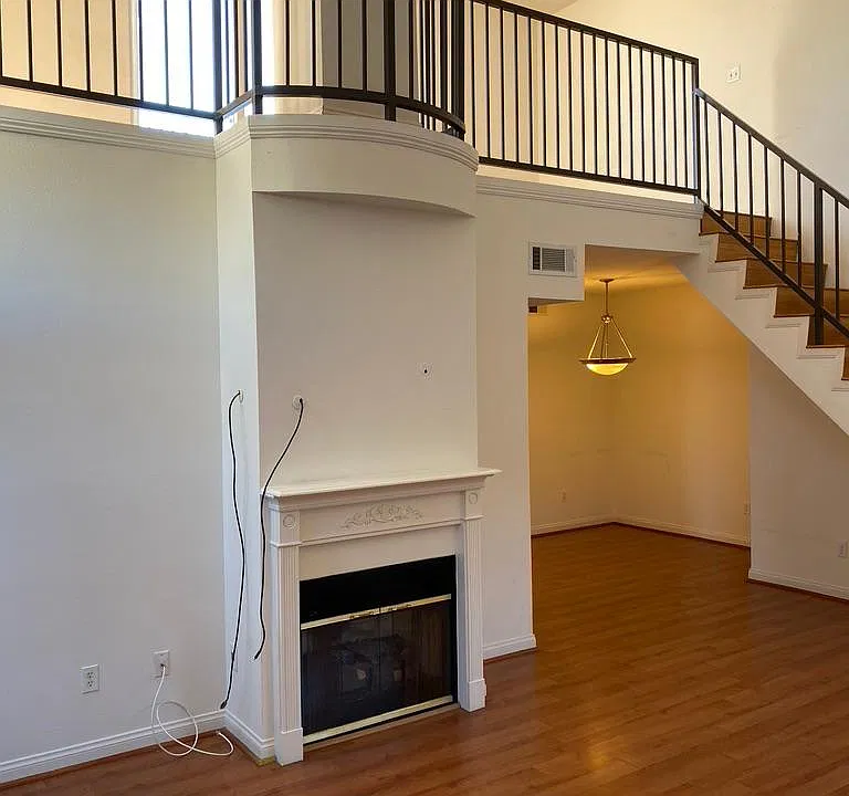 811 N Hayworth Ave #202