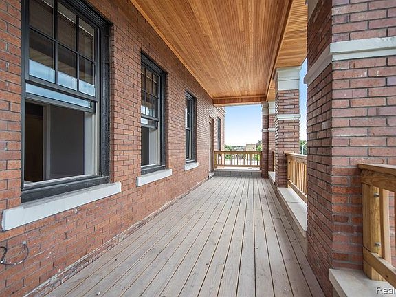 3rd image of 675 W Willis St