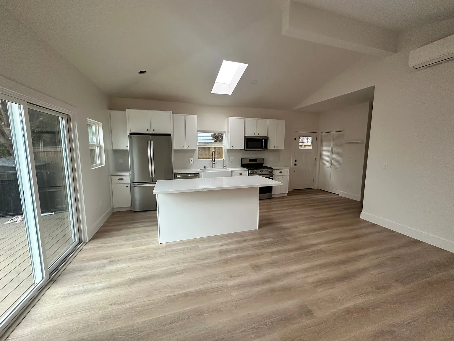 3 bed, 1000 sqft, $5,450 — Photo 2