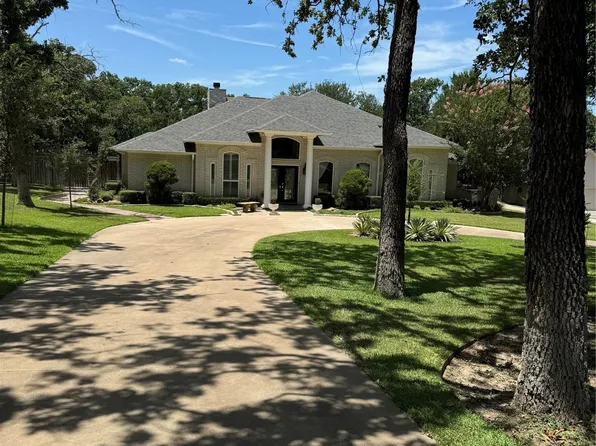109 Westlake Woods Dr, Azle, TX 76020