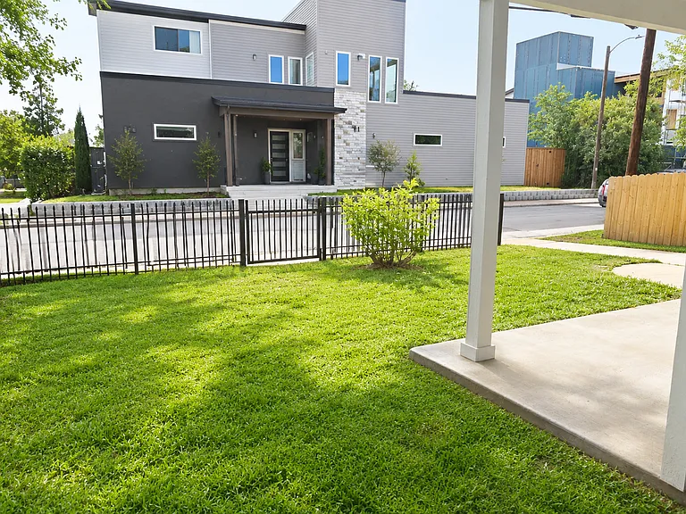 3226 Navaro St — Photo 7