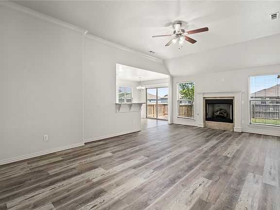 3rd image of 605 W Worchester St