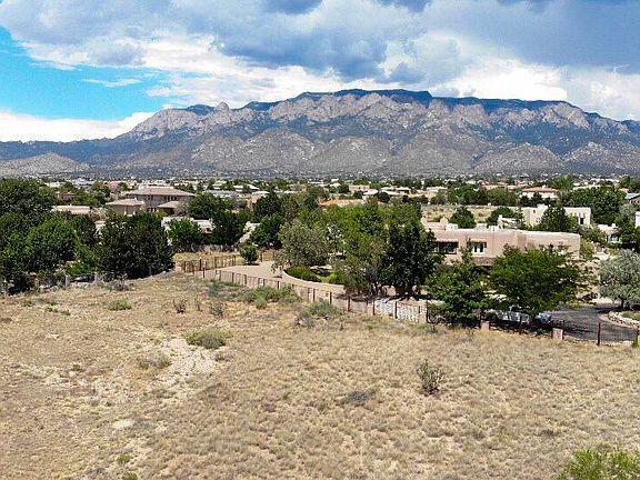2nd image of San Antonio Dr NE