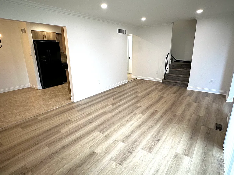 8565 Hampshire Dr — Photo 4
