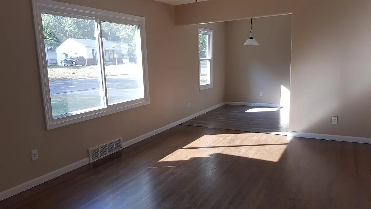 Living room - 946 N Georgie Ave
