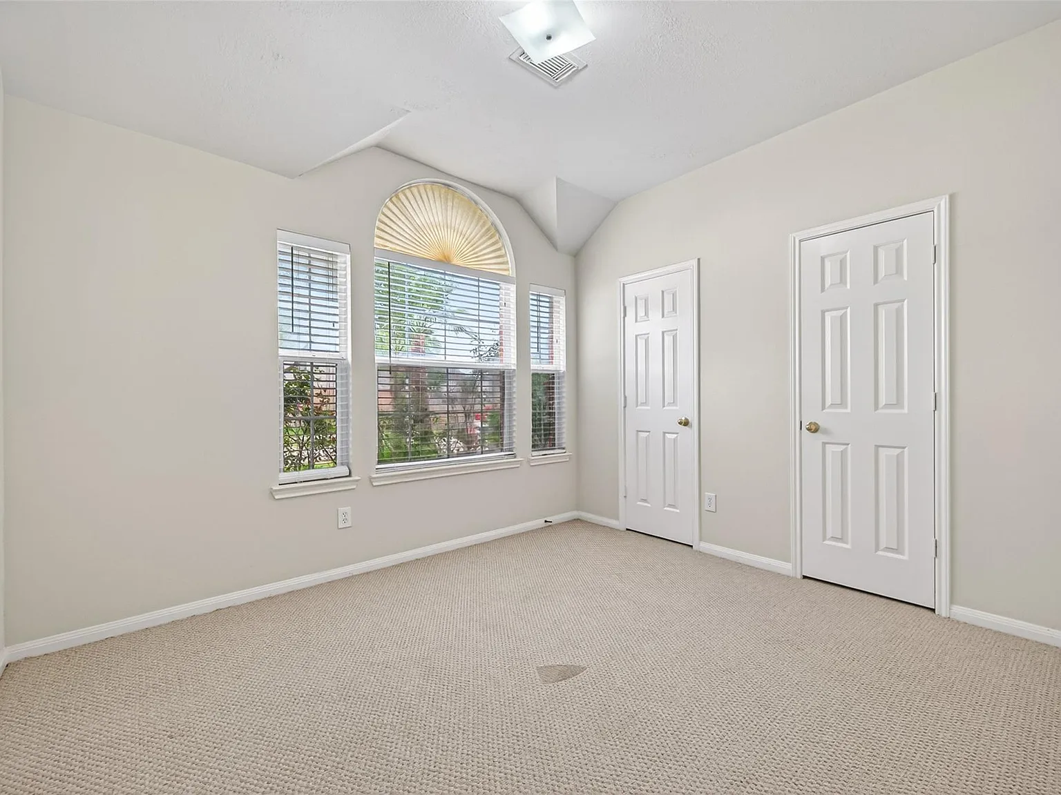 3 bed, 2.0 bath, 1640 sqft, $2,200 — Photo 3