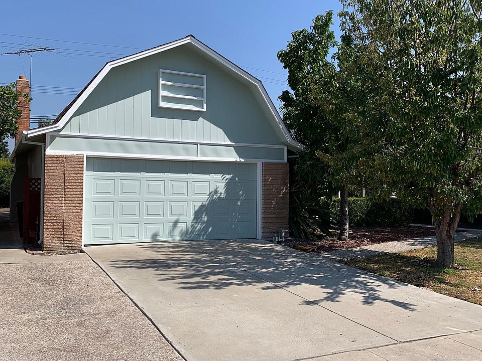 Front of home, new exterior paint!