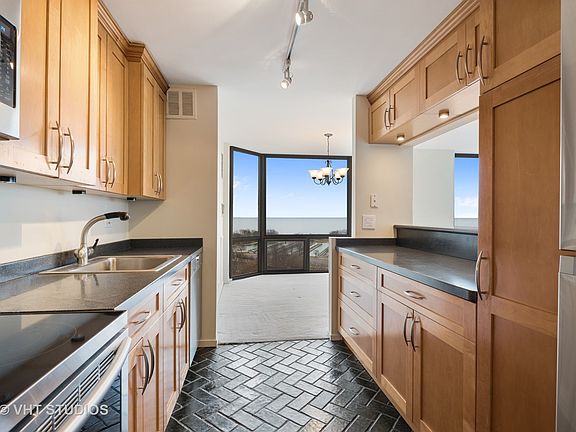 5th image of 2650 N Lakeview Ave APT 1710