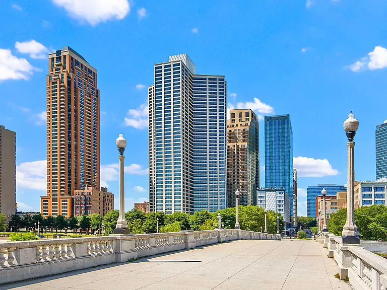 A fixture of the Chicago skyline, Eleven Thirty provides studio, one-, and two-bedroom pet-friendly residences, a full suite of amenities and a sense of community that has our residents stay for the l