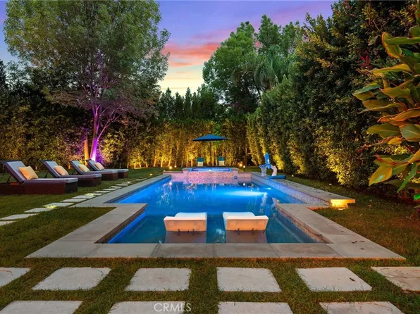 22900 Hatteras St, Woodland Hills, CA 91367