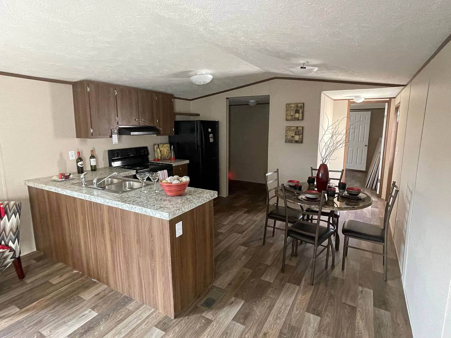 3 bed, 1063 sqft, $1,300 — Photo 4