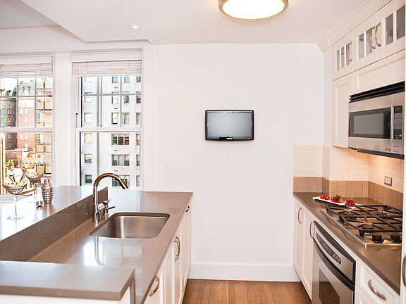 3rd image of 27 W 72nd St #1014