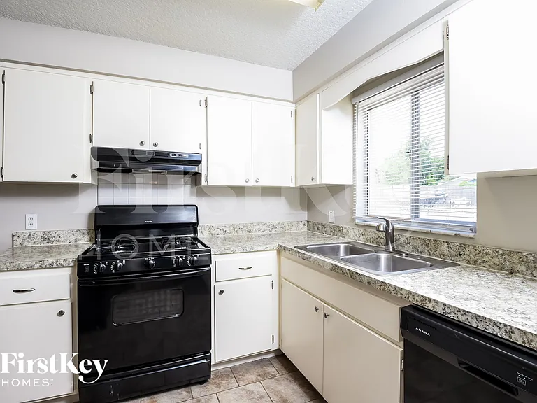 2813 Kenyon Ave — Photo 6
