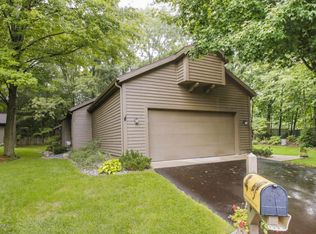 2404 Highpointe Dr, Kalamazoo, MI 49008