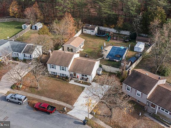 4th image of 28 Mary Ellen Ln