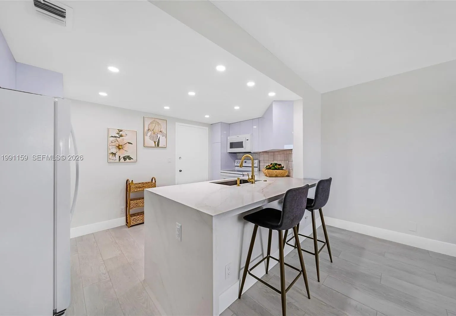 Sky Harbour East Condo — Photo 1