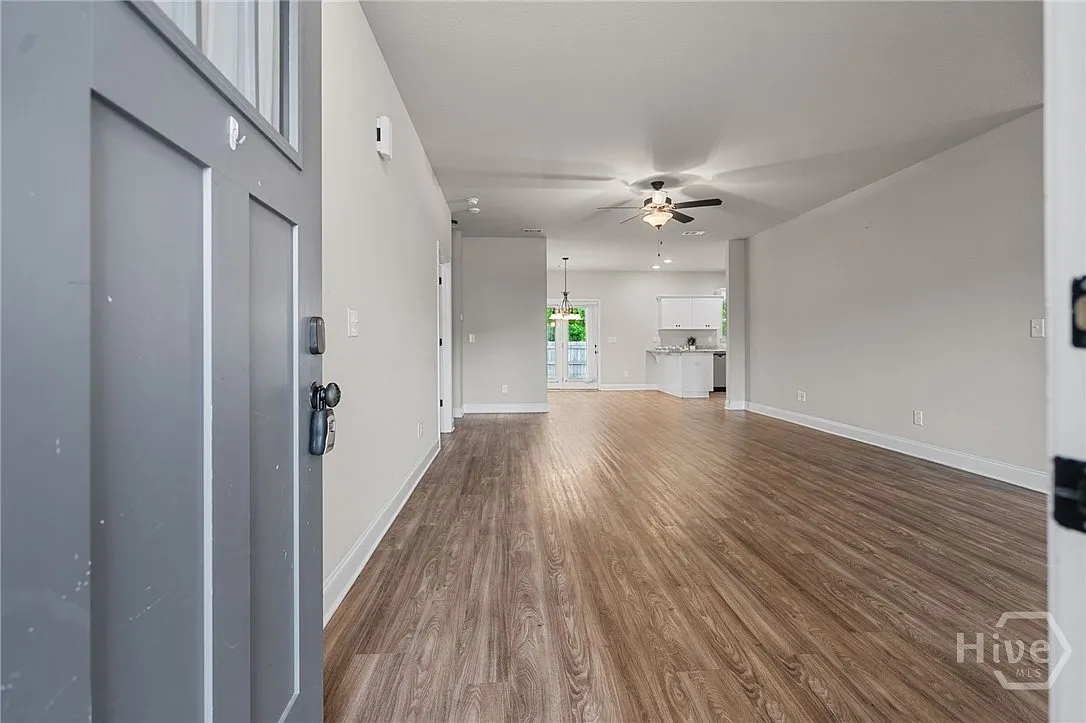 3 bed, 2.0 bath, 1662 sqft, $2,400 — Photo 4