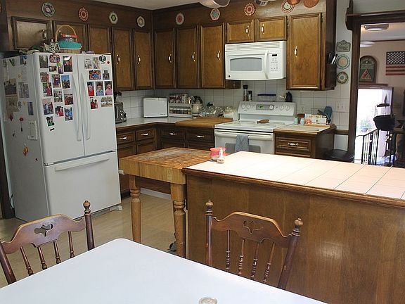 Kitchen with eat-in area