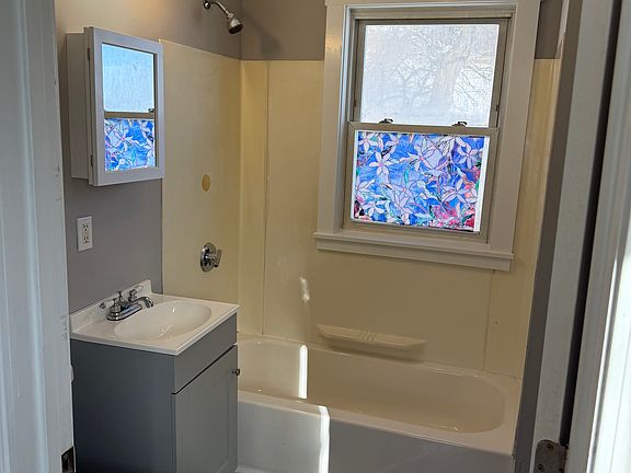 5th image of 219 Charles St APT 1