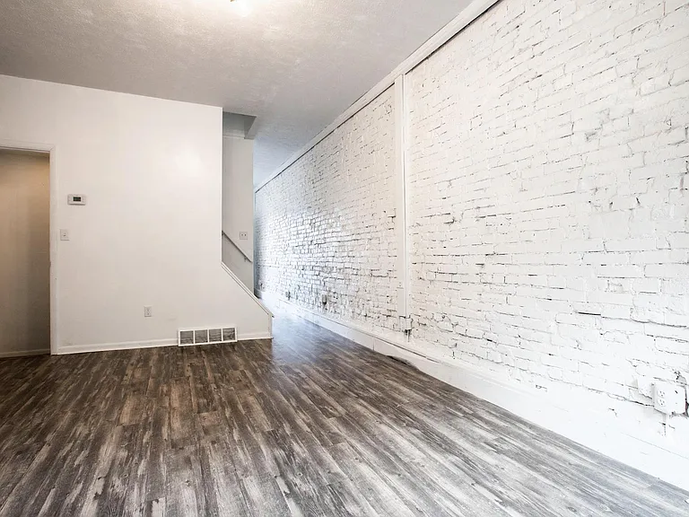 415 E Carson St — Photo 3