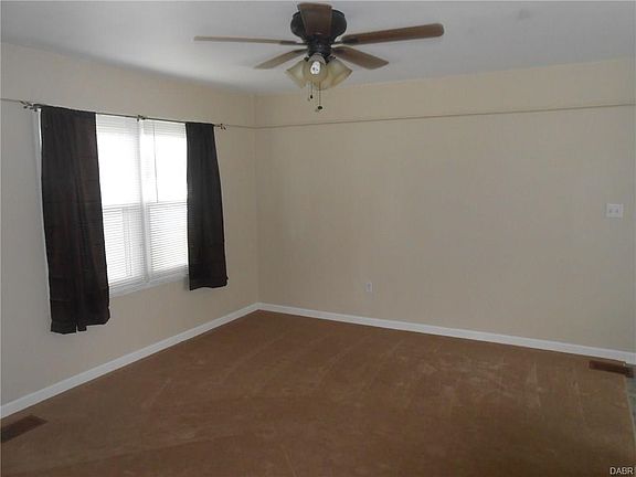 5th image of 860 Richard Dr