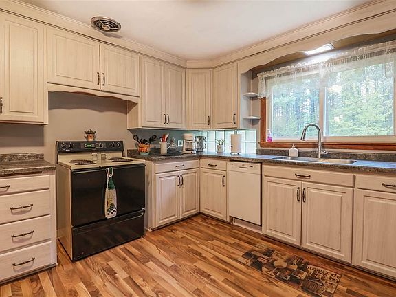 2nd image of 440 Woodland Dr