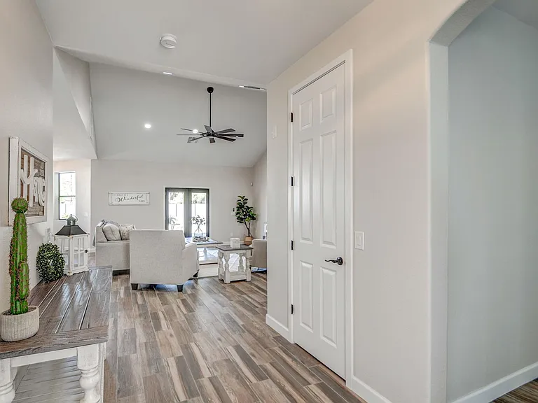 3216 E Sunnyside Ln — Photo 6