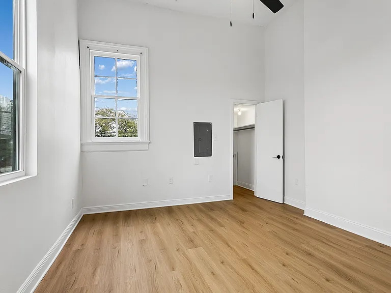 2050 Clio St — Photo 7
