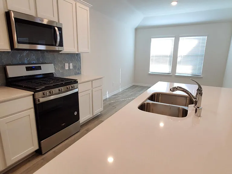 2107 Camellia St — Photo 6