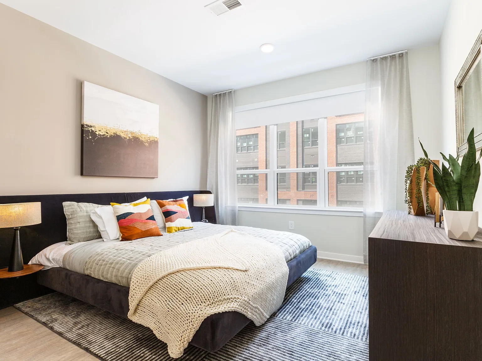 1 bed, 734 sqft, $2,565 — Photo 3