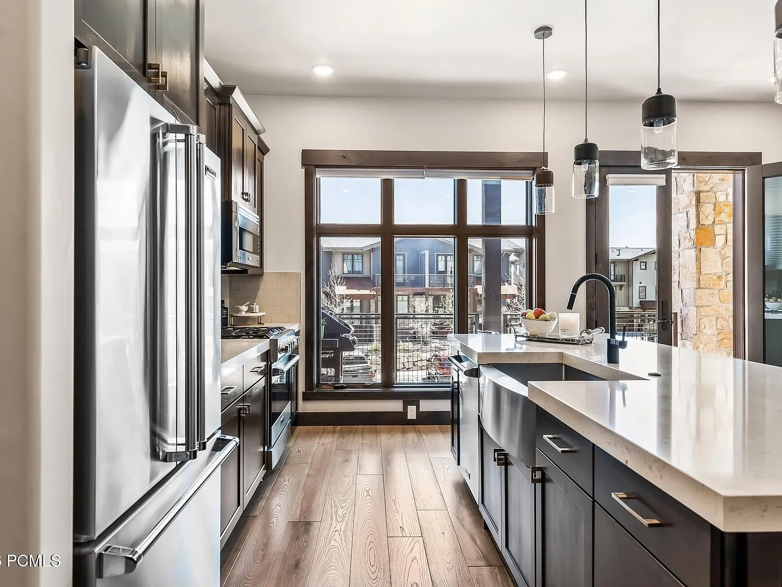 2 bed, 2.5 bath, 1320 sqft, $6,000 — Photo 3