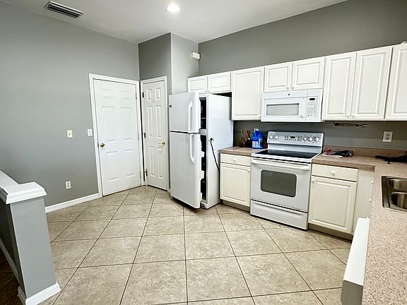 3rd image of 8281 Village Edge Cir