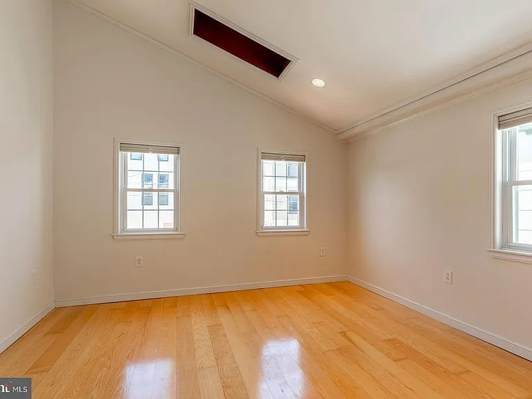 1439 E Oxford St — Photo 14