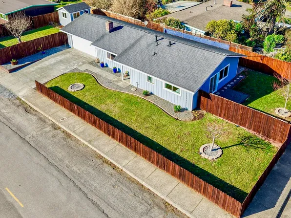 1243 Parkside Dr, McKinleyville, CA 95519