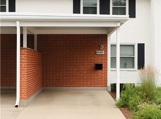 399 Keats Way #4, Waterloo, ON N2L 5S7