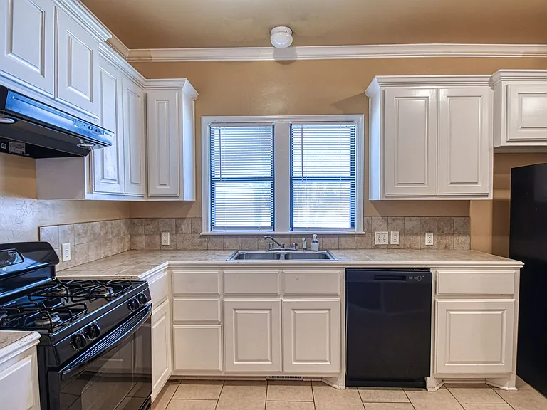 464 College Ave — Photo 21