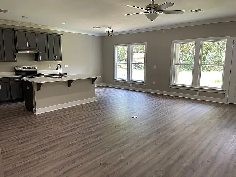 1st image of 281 Magnolia St
