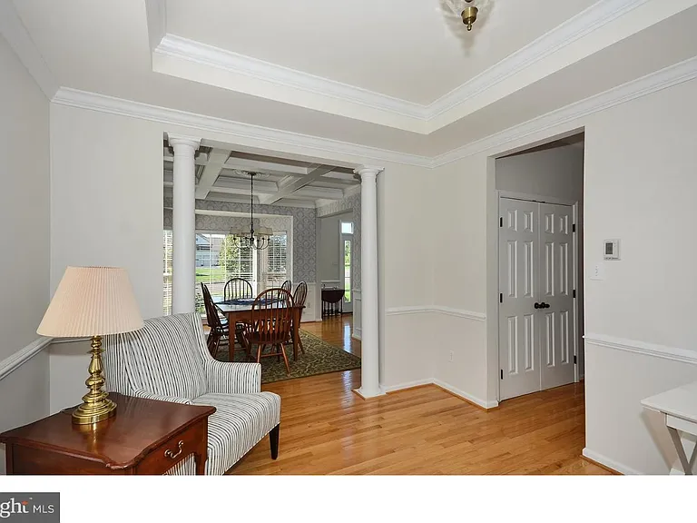 584 Leslie Ln — Photo 13