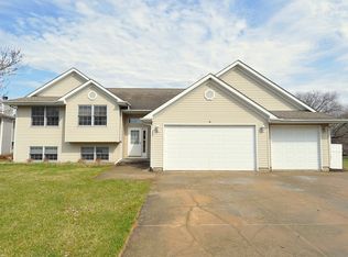 207 Constitution Dr SW, Poplar Grove, IL 61065