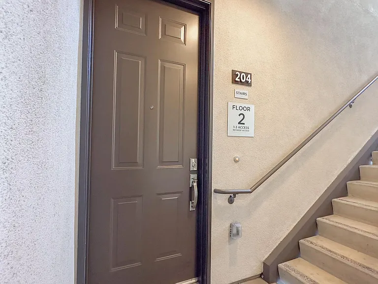 La Perla Apartments — Photo 34