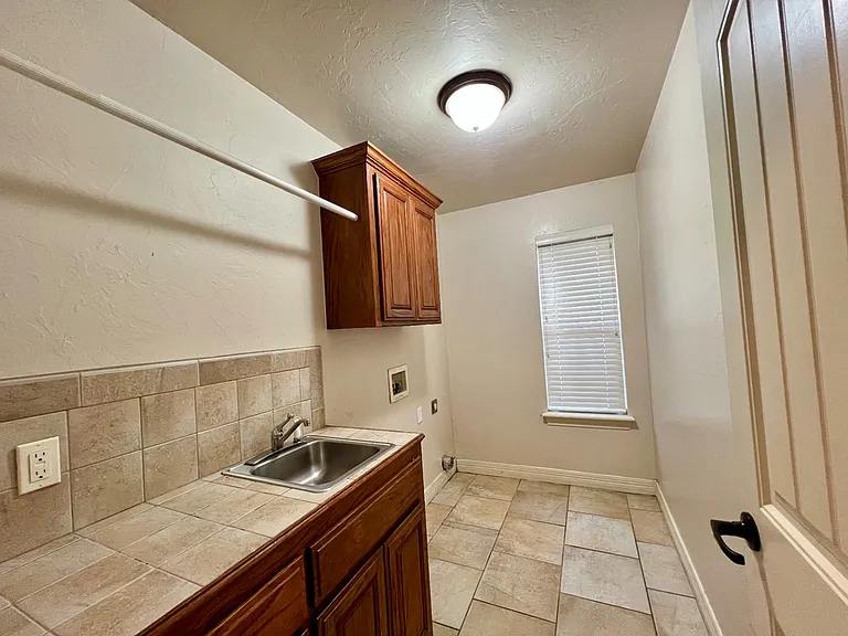 1604 Dorothy Dr — Photo 5