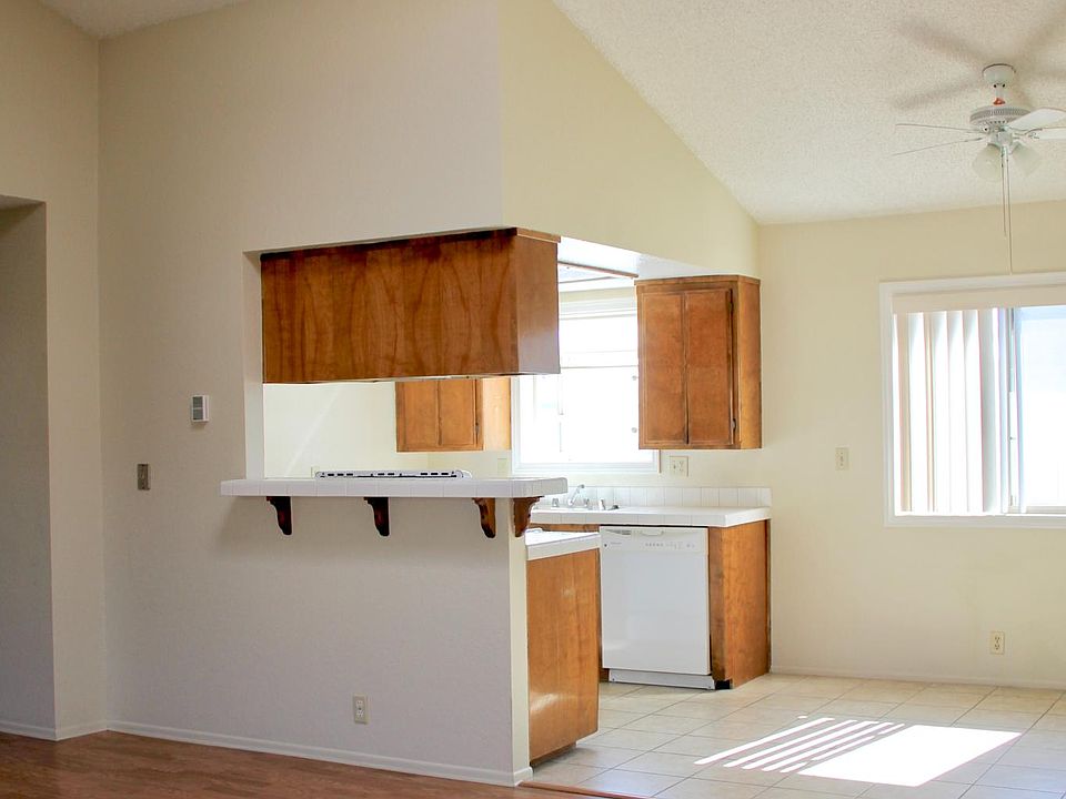 Eat in kitchen, breakfast bar, fan, dishwasher, stove and internet ready.