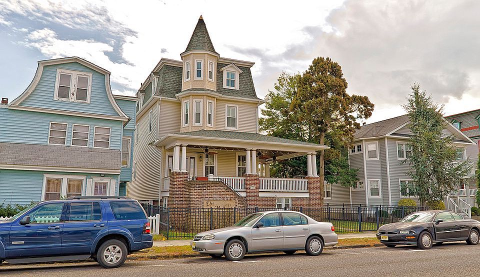 1st image of 605 Wesley Ave
