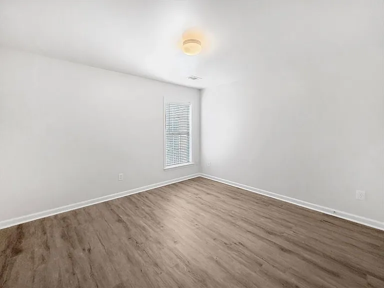 2425 Fairlie Dr — Photo 22