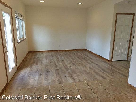 3rd image of 633 Lewis St